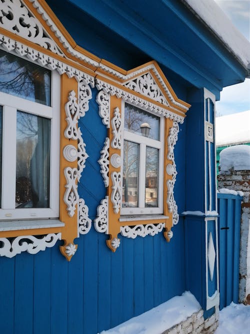 Darmowe zdjęcie z galerii z drewniany dom, niebieski, okno