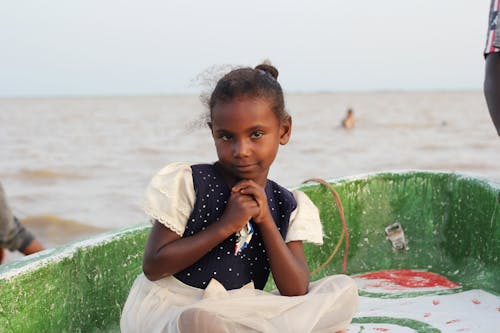 คลังภาพถ่ายฟรี ของ بحر وقارب, طفلة على متن قارب