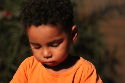 คลังภาพถ่ายฟรี ของ طفل صغير ينظر إلى الكاميrah, طفل يلعب بالكاميرا