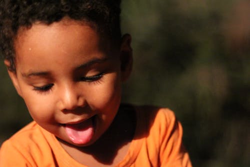 คลังภาพถ่ายฟรี ของ صورة مسائية لطفل, طفل صغير ينظر إلى الكاميrah, طفل يلعب بالكاميرا