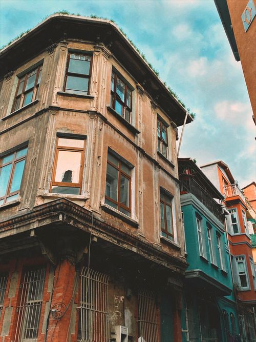 Free A charming urban street with rustic old buildings under a bright sky. Stock Photo