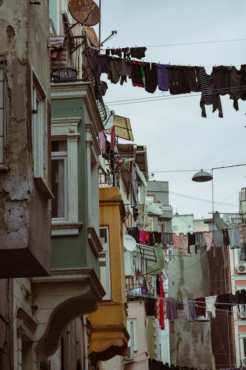 asılı, binalar, çamaşırlar içeren Ücretsiz stok fotoğraf