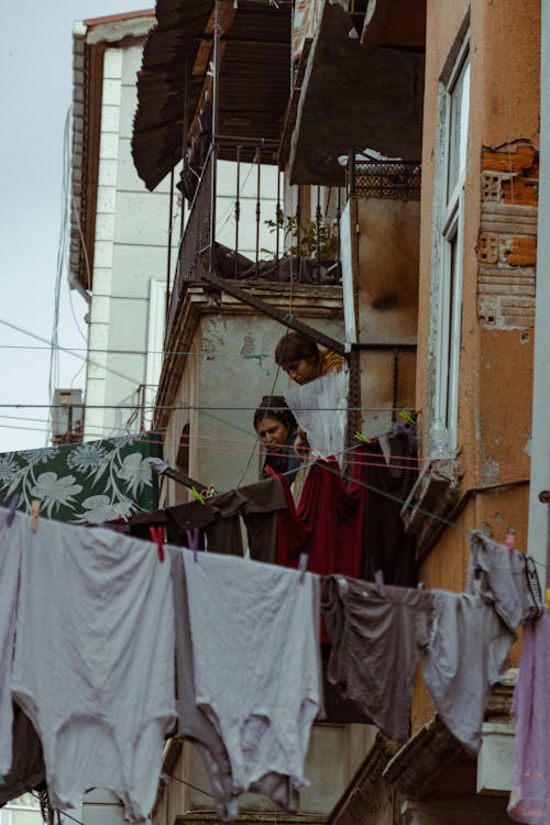 asılı, bina, çamaşır içeren Ücretsiz stok fotoğraf