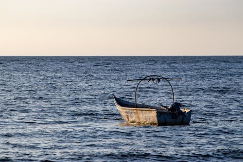 Foto d'estoc gratuïta de barca de pesca, buit, embarcació d'aigua