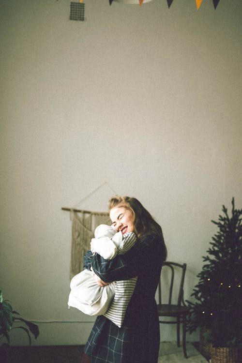 Foto profissional grátis de abraçando, apertando, árvore de Natal