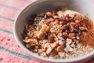 燕麦碗营养丰富，上面撒着核桃、葵花籽和葡萄干