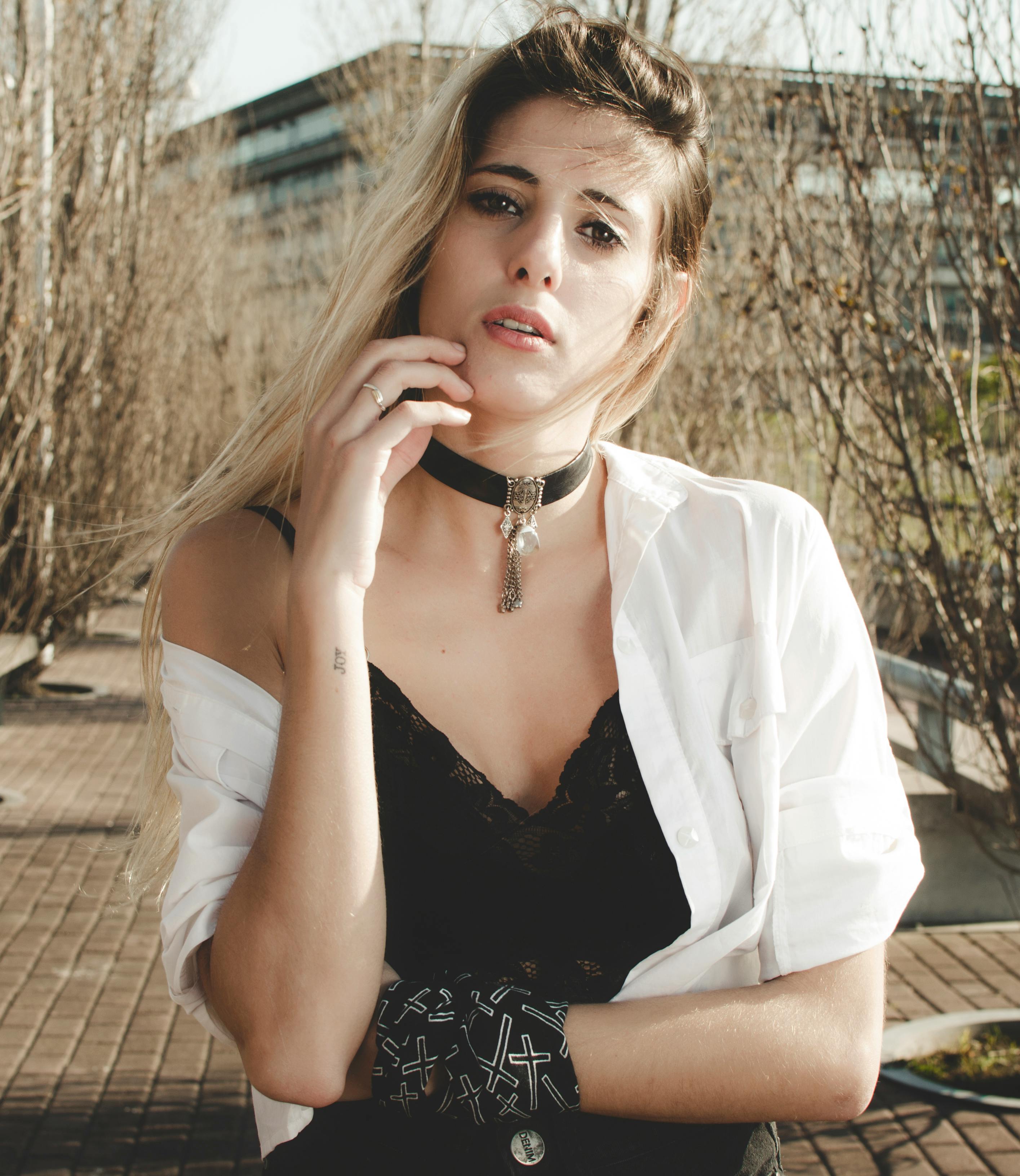 Gratis Wanita Mengenakan Atasan Hitam Foto Stok