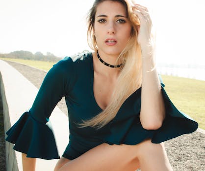 夏日户外，一位年轻时尚的女子摆出姿势，展现着现代风尚与自然之美