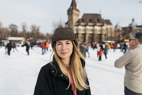 Ilmainen kuvapankkikuva tunnisteilla blondi, flunssa, hymyily