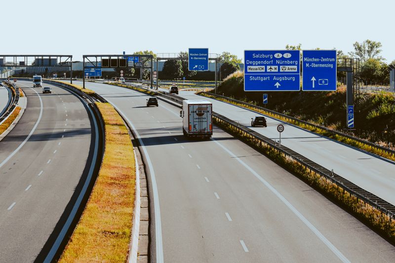 LKW Fahrerkabine Dämmerung Autobahn