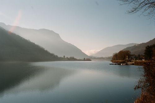 Free Peaceful landscape of mountains reflecting on Italian lake. Ideal for nature enthusiasts. Stock Photo