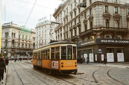 Kostenloses Stock Foto zu gebäude, öffentliche verkehrsmittel, stadt