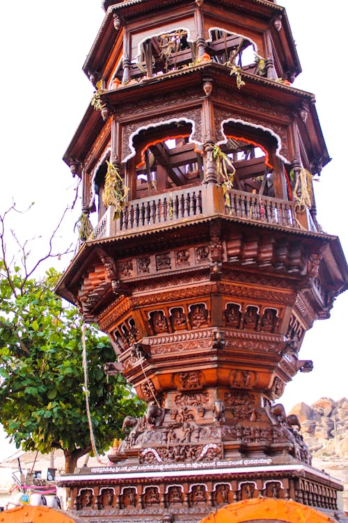 棕色木製祭壇