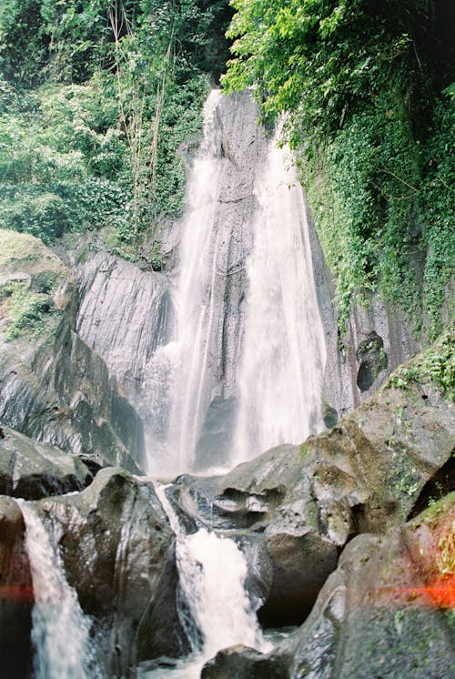 Бесплатное стоковое фото с вертикальный выстрел, водопад, джунгли