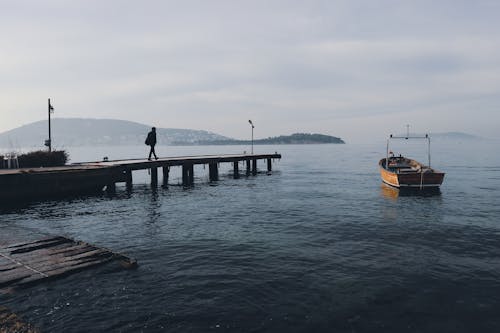 ahşap rıhtım, deniz, deniz aracı içeren Ücretsiz stok fotoğraf