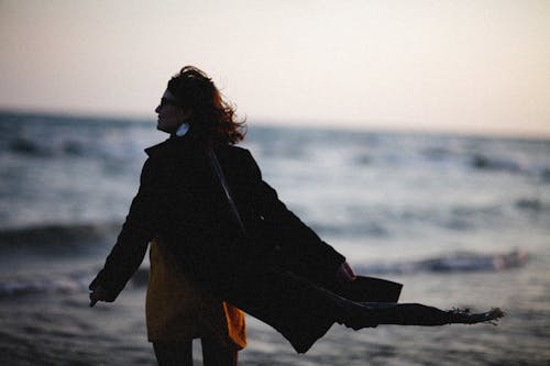 Foto profissional grátis de à beira-mar, com muito vento, de pé