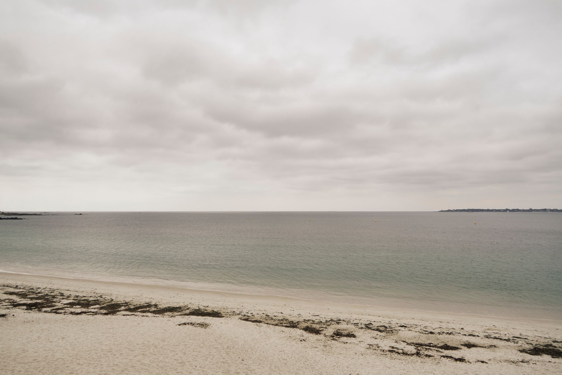 Un littoral désert sous un ciel couvert