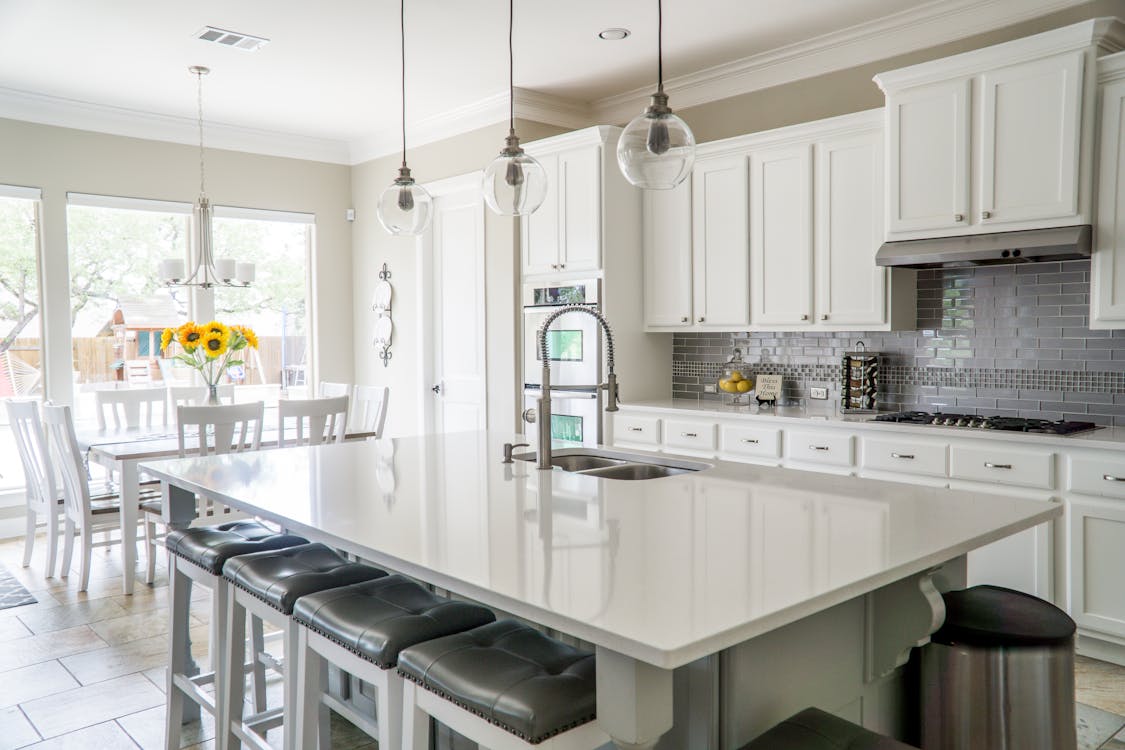 Área de cocina y comedor pintada de blanco completamente