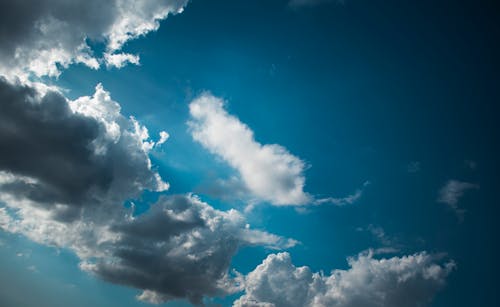 Kostenlos Kostenloses Stock Foto zu aufnahme von unten, blauer himmel, weiße wolken Stock-Foto