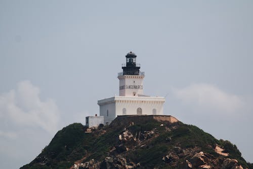 dağ, deniz feneri, Emniyet içeren Ücretsiz stok fotoğraf