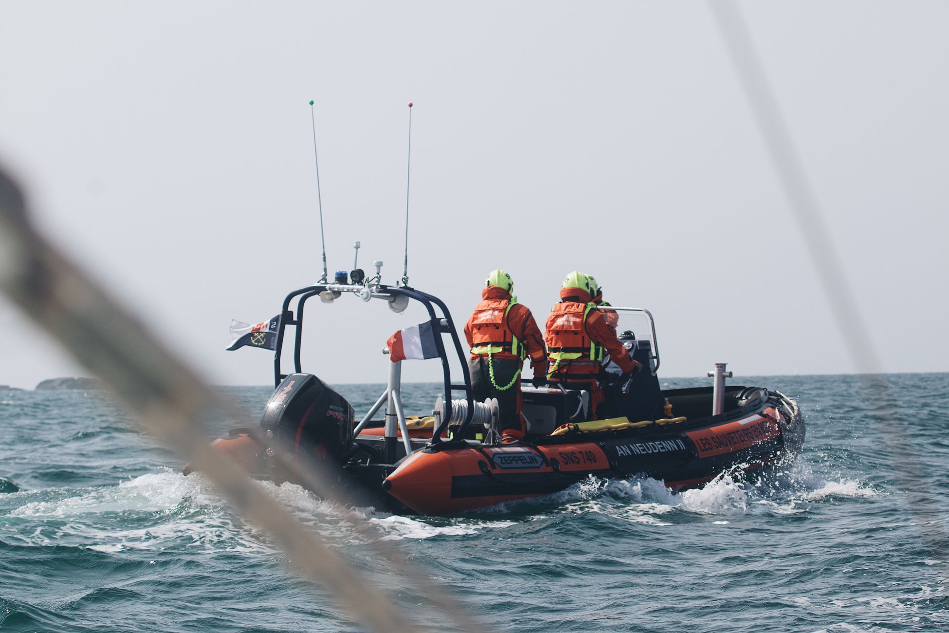 Evacuatie gestrande zeelieden komt op gang
