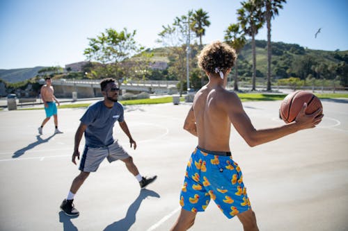 Tres Hombres Jugando Baloncesto