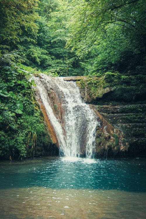 Free Serene waterfall cascading in a lush green forest in Türkiye, capturing natural beauty and tranquility. Stock Photo