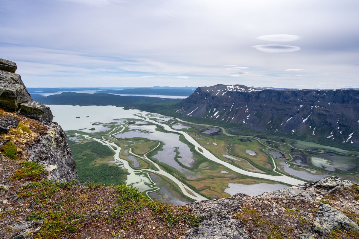 Vedere aeriană a unei văi largi din Norrbotten, Suedia, cu un râu împletit care o traversează