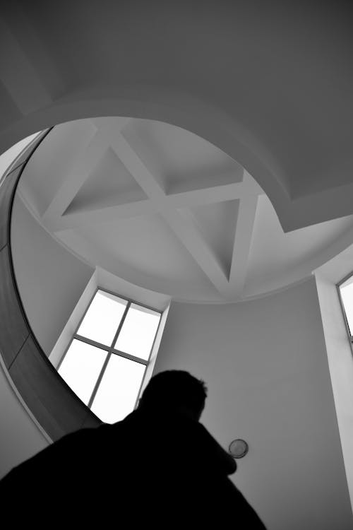 Bezpłatne Darmowe zdjęcie z galerii z klatka schodowa, okna, osoba Zdjęcie z galerii