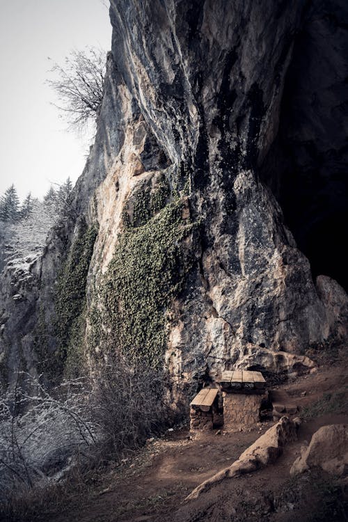 Fotobanka s bezplatnými fotkami na tému hora, jaskyňa, lavička