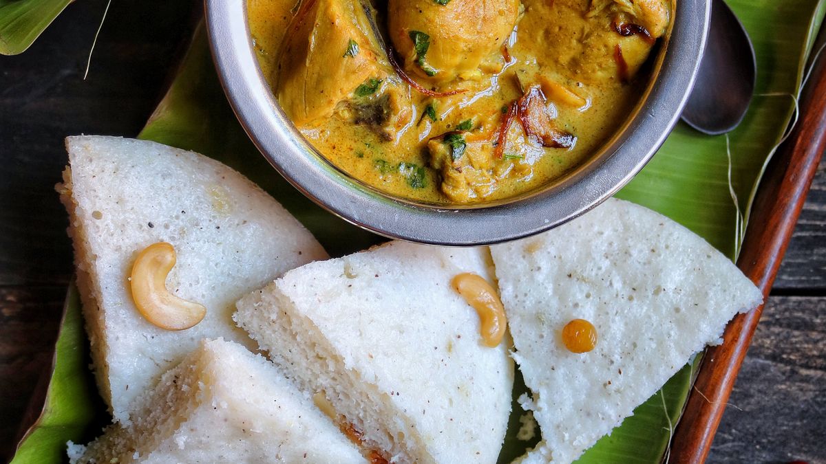 Chicken curry with cashews and soft idli on a banana leaf (Ramadan/Iftar Catering in Vellore)