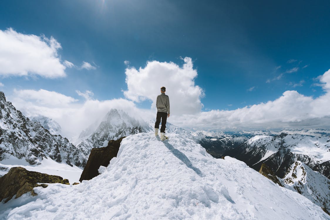 免费 站在斜坡冰川山上的人 素材图片