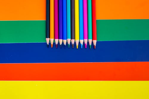 Darmowe zdjęcie z galerii z kolorowe ołówki, kolorowy, kolory