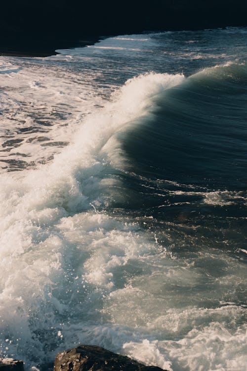 dalgalar, dalgalar çökmesini, Deniz köpüğü içeren Ücretsiz stok fotoğraf