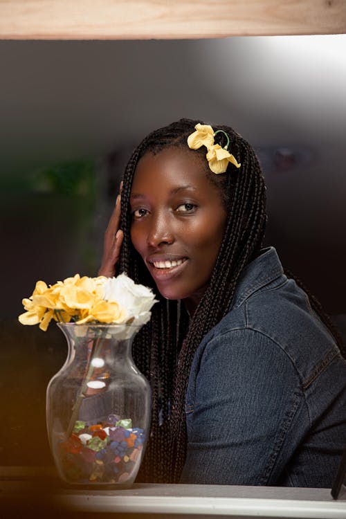 Fotos de stock gratuitas de Chaqueta tejana, florero de vidrio, flores