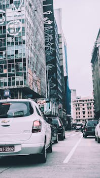 城市街景中，热闹的环境里有汽车和现代摩天大楼