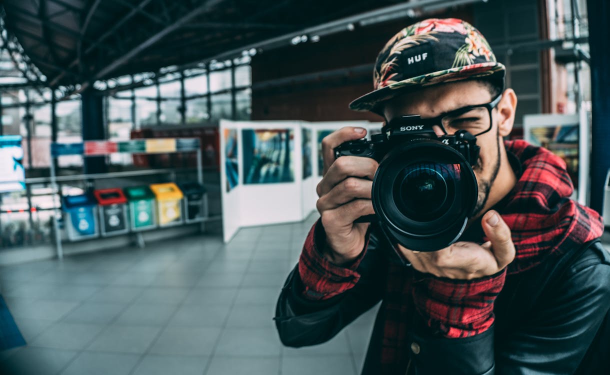 Gratis Hombre Sujetando La Cámara Dslr Foto de stock