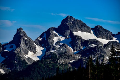 Бесплатное стоковое фото с голубое небо, горный пик, живописный