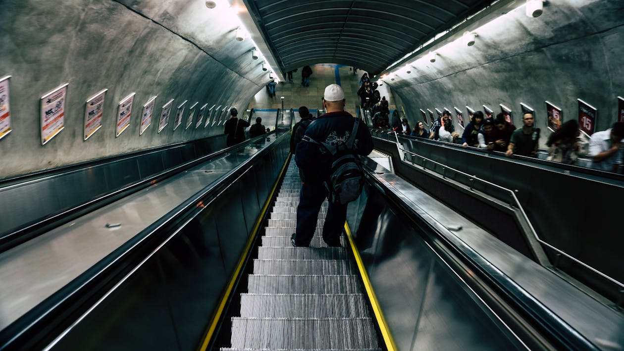 Ücretsiz Yürüyen Merdiven üzerinde Siyah Deri Ceketli Adam Stok Fotoğraflar