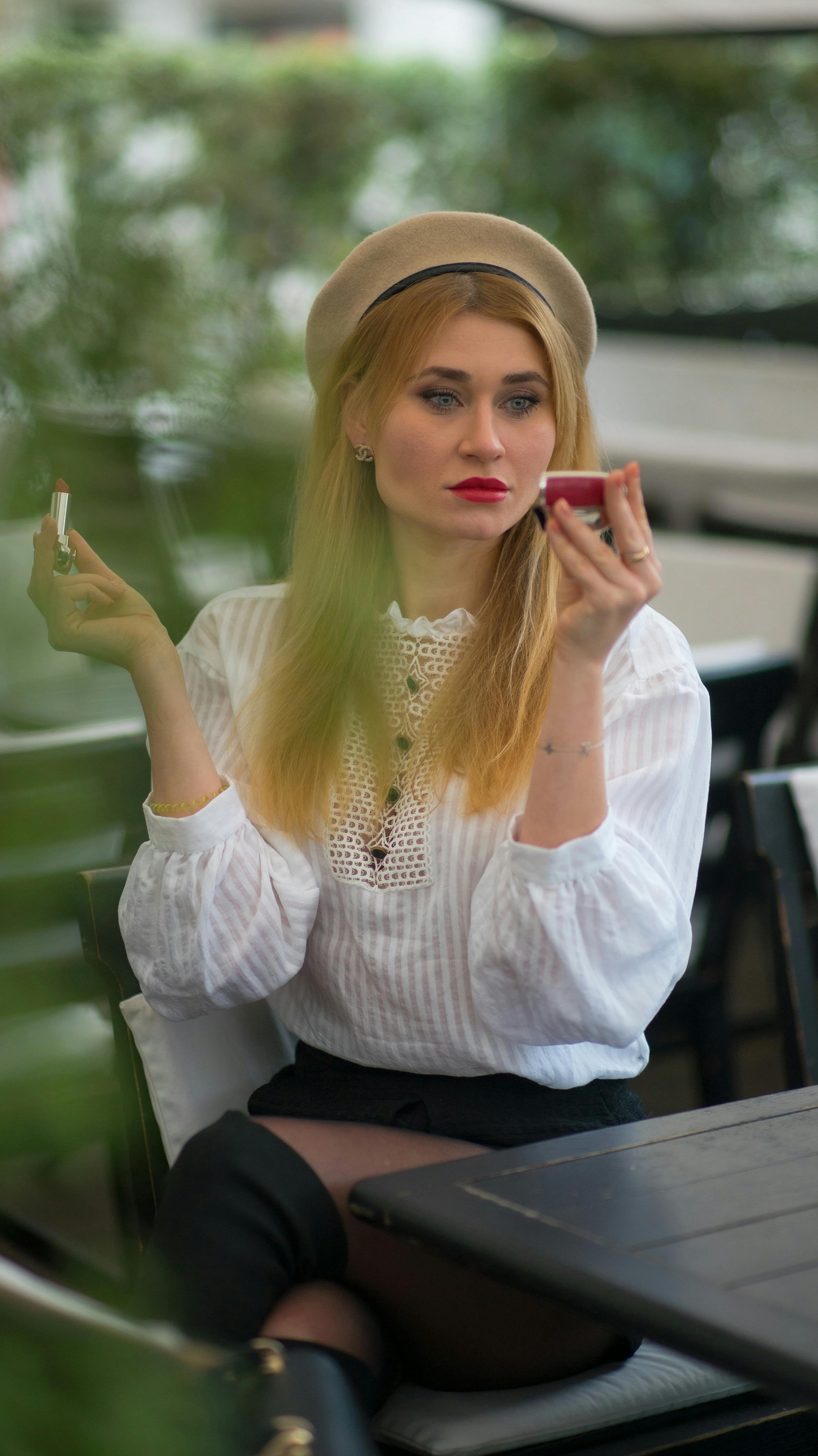 De franc Una Dona Bonica De Cabells Ros Amb La Part Superior Blanca Asseguda Foto d'estoc