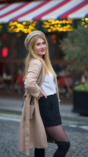 Tan beret and a camel coat, black mini underneath. Lights are up already ✨
#outfitoftheday #tan #beret #coat
