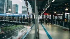 这座现代化城市交通枢纽设有玻璃人行道，步行交通繁忙