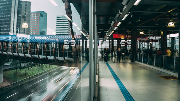 这座现代化城市交通枢纽设有玻璃人行道，步行交通繁忙