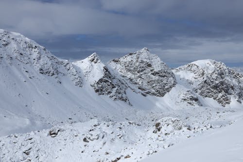 Immagine gratuita di catena montuosa, inverno, neve