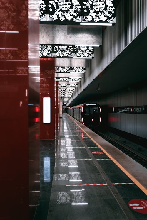 Fotos de stock gratuitas de andén de metro, estación de metro, estación de tren