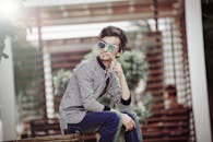 时尚的年轻人在城市户外戴着墨镜，自信地摆着姿势