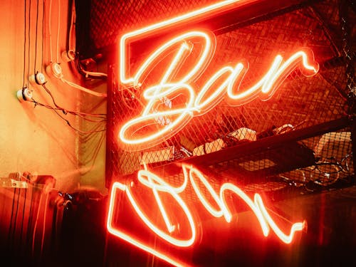 bar, birahane, çubuk neon içeren Ücretsiz stok fotoğraf