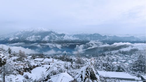 Foto d'estoc gratuïta de blanc, llum del dia, muntanyes blaves