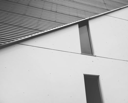 Free Abstract black-and-white view of a modern concrete building's facade showcasing minimalist design elements. Stock Photo
