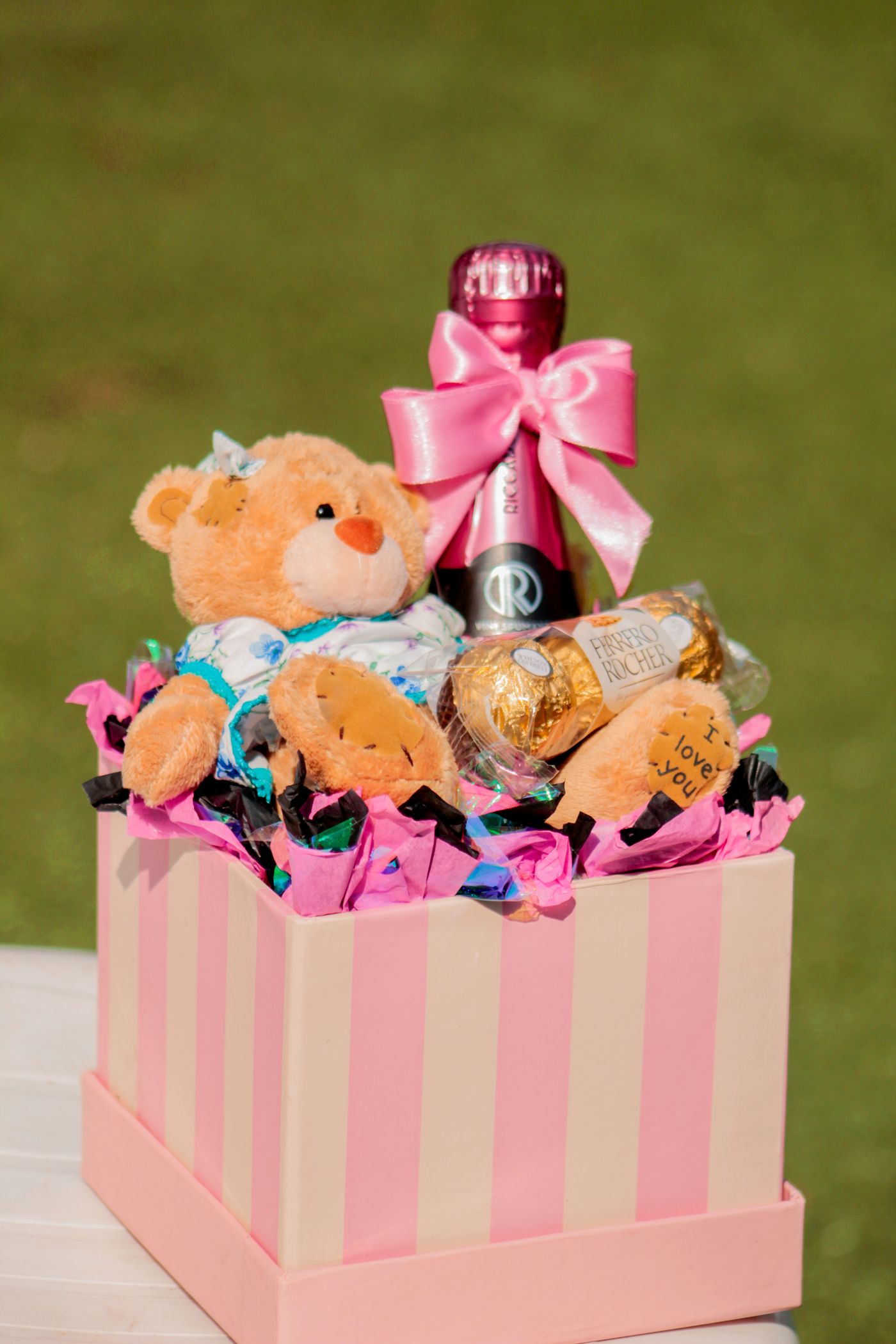 Luxury personalized gift hamper